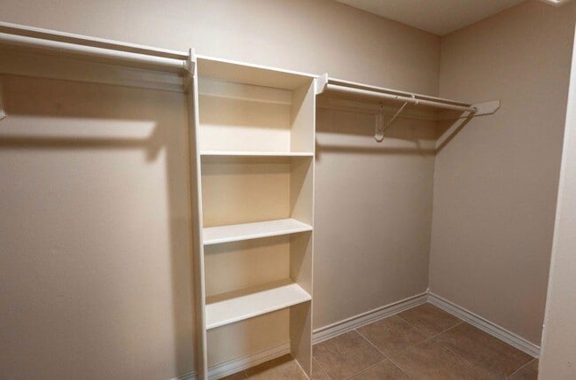 Building Photo - 204 N Espana Dr