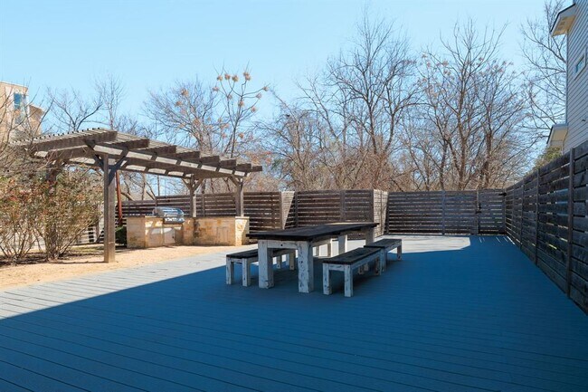 Building Photo - 2703 Halcyon Dr