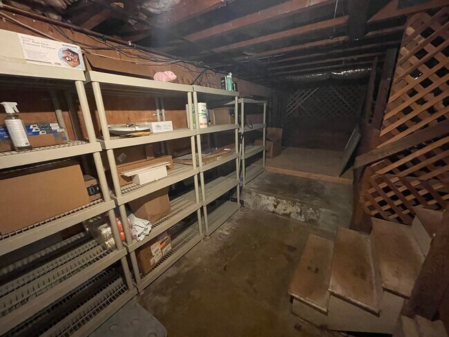 Building Photo - 1915 Oakview Dr