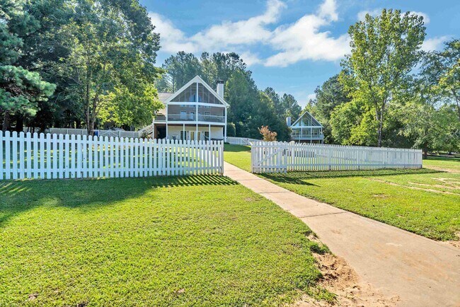 Building Photo - 219 E River Bend Dr
