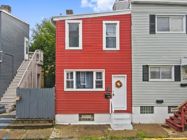 Building Photo - Tastefully updated  2-Bed, 1-Bath Gem in Troy Hill!