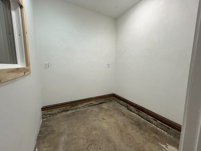 Building Photo - Spacious Yet Cozy 3BR/2BA Home with Garage...