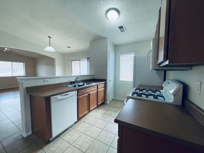 Building Photo - 3 bed 2 bath 1400 sq ft home