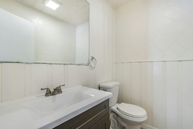 Building Photo - 8425 Redwood Ave