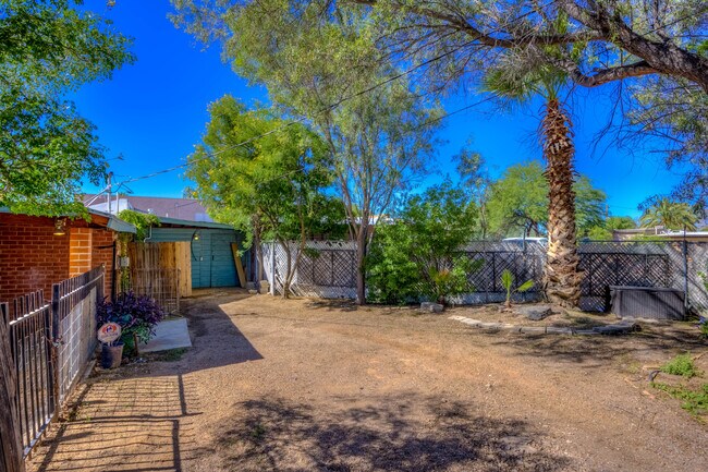 Building Photo - 2555 E Fort Lowell Rd