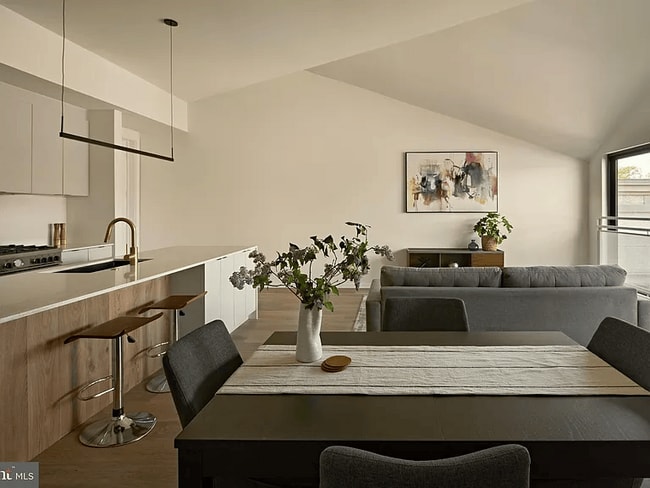 Building Photo - 2011 Cambridge St