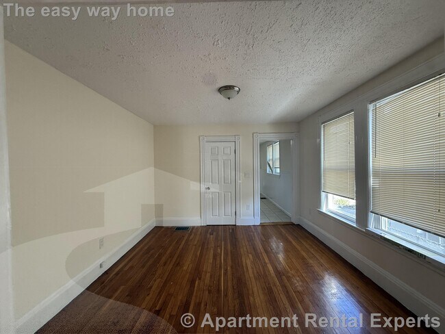 Building Photo - 55 Bonair St