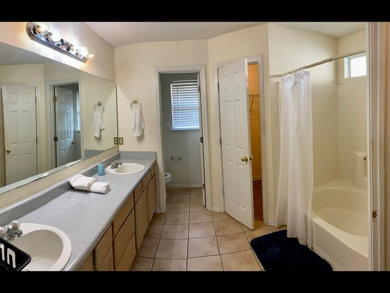 Building Photo - 853 Ladner Dr