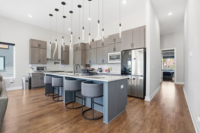 Building Photo - Luxury Nashville Retreat with Skyline & River Views | 4BR + Rooftop Entertainment Loft