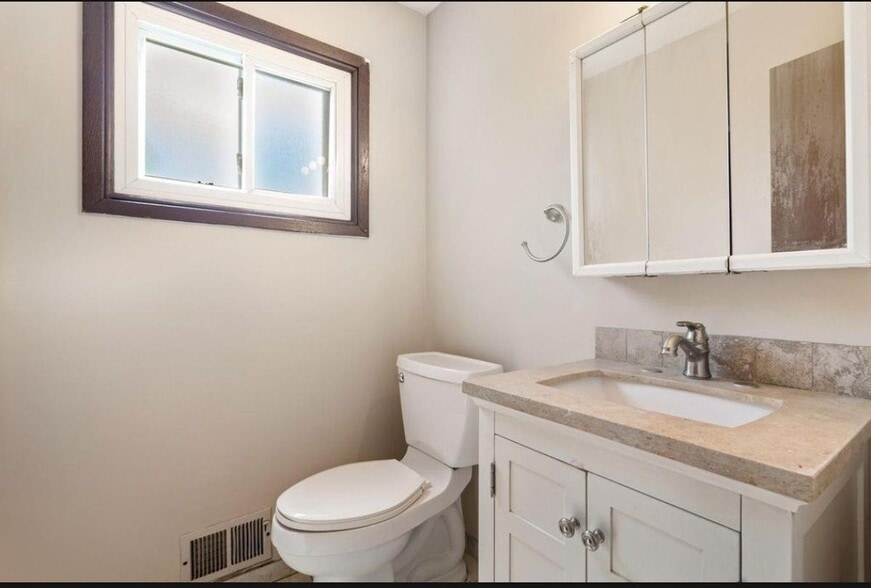 Building Photo - 605 10th Ave S