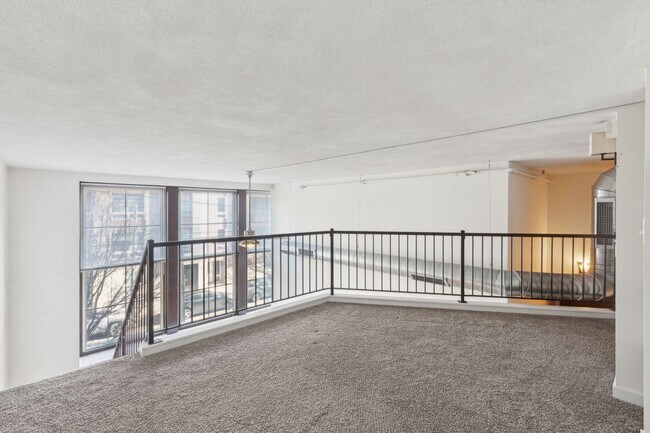 Building Photo - Newly Renovated Condo Center City