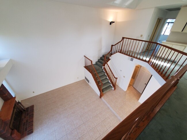 Building Photo - Beautiful Woodbridge/Lakeside Home for Lease!