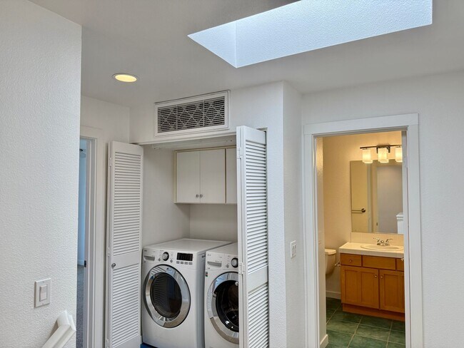 Building Photo - Beautiful 3BD/3.5BA Rowhome in Bankers Hil...