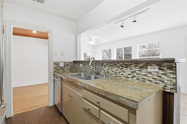 Building Photo - 2007 Montclaire St