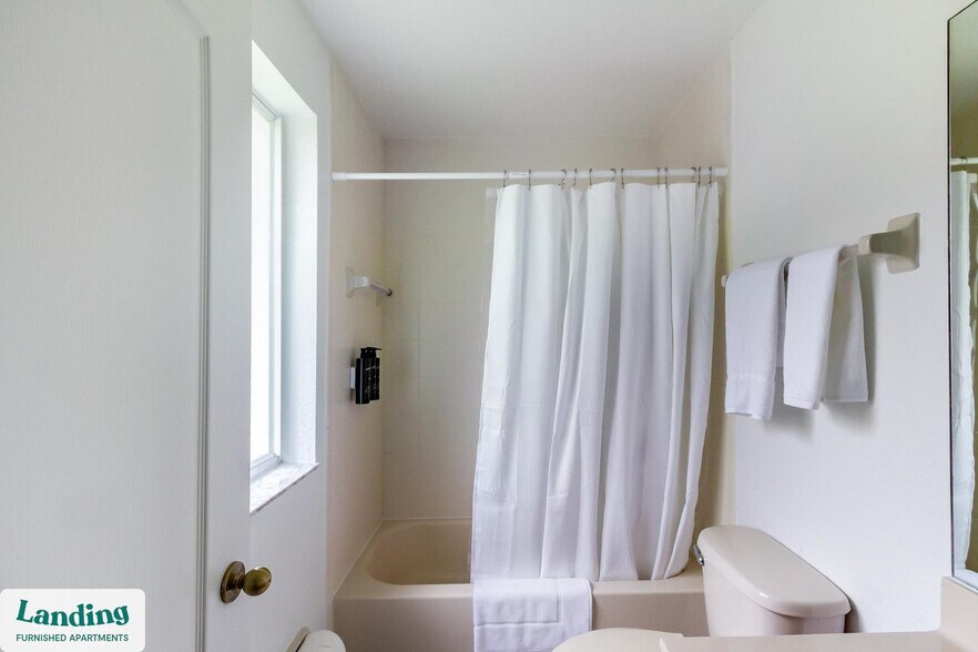 Building Photo - 1140 SE 24th Rd