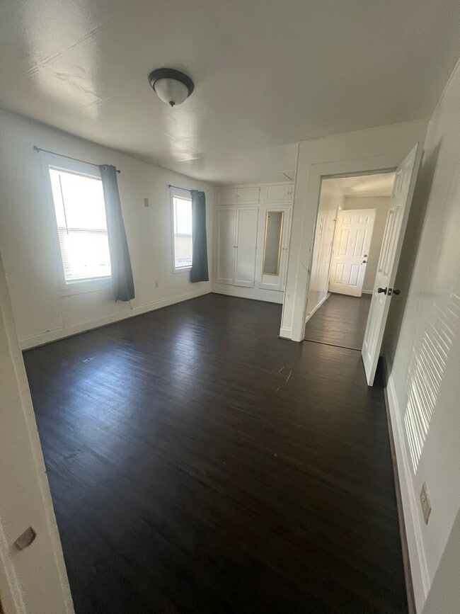 Building Photo - 2 Bedroom, 1 Bathroom Home