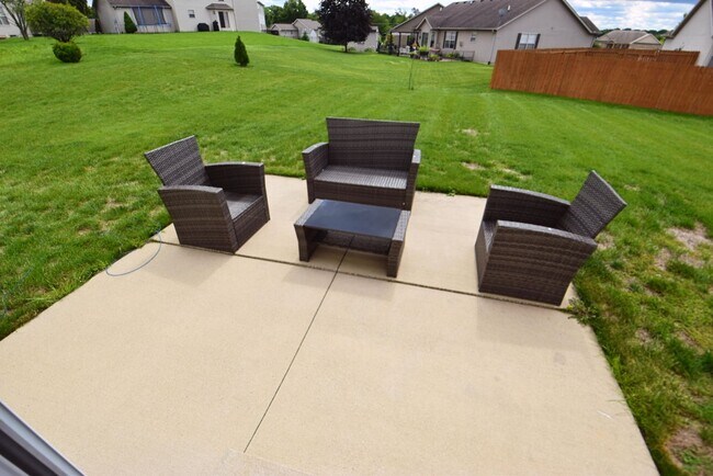 Building Photo - Short or long term Executive 4 bedroom 2.5 bath home available fully furnished!