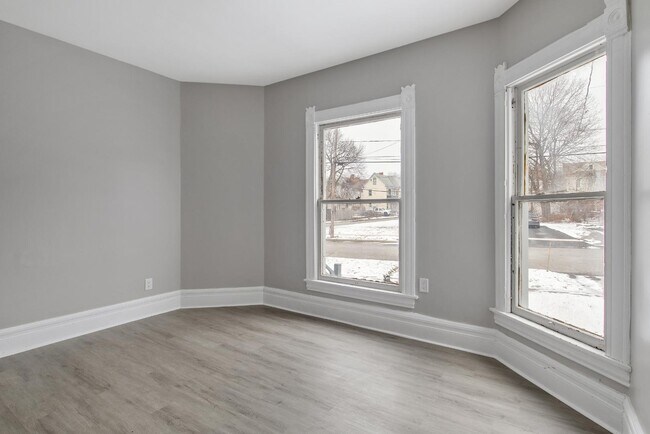 Building Photo - 304 Baker Ave