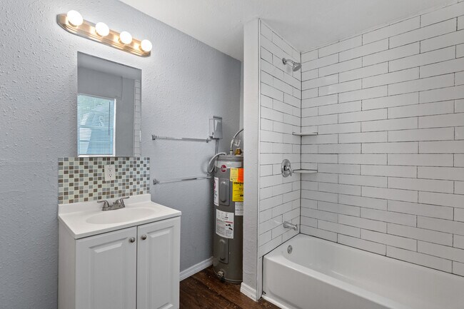 Building Photo - 901 Vine Ave