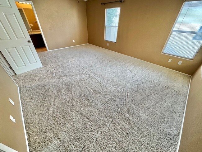 Building Photo - Beautiful 3 bedroom/2.5 bath home in great neighborhood