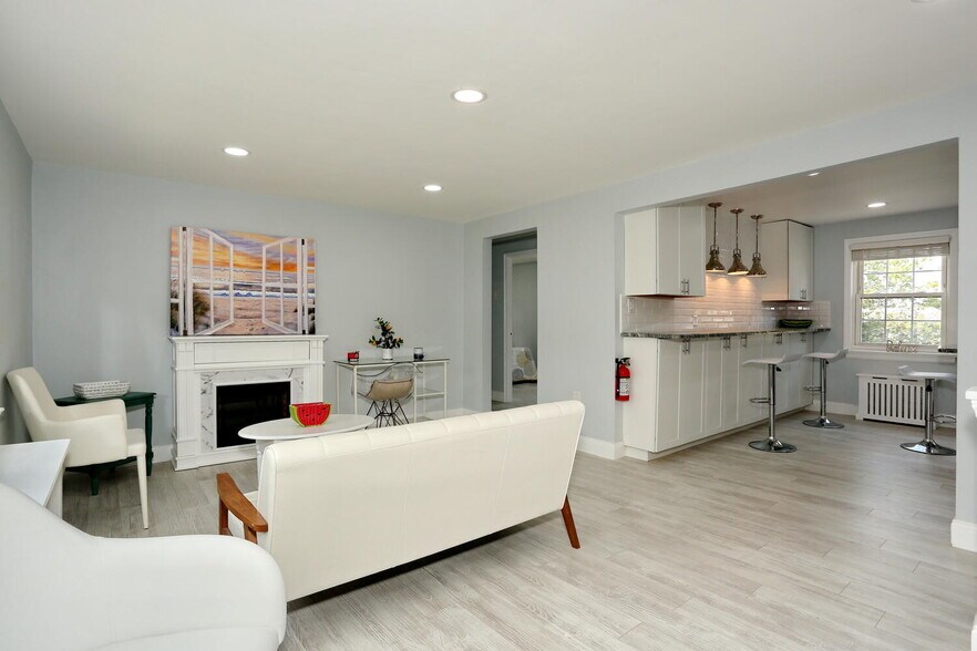 Building Photo - 100 Huguenot Ave