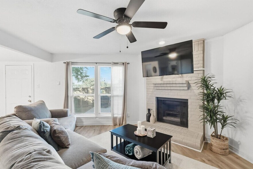 Building Photo - 2162 E Arkansas Ln