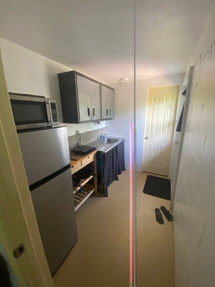 Kitchen - 5344 Caldwell St