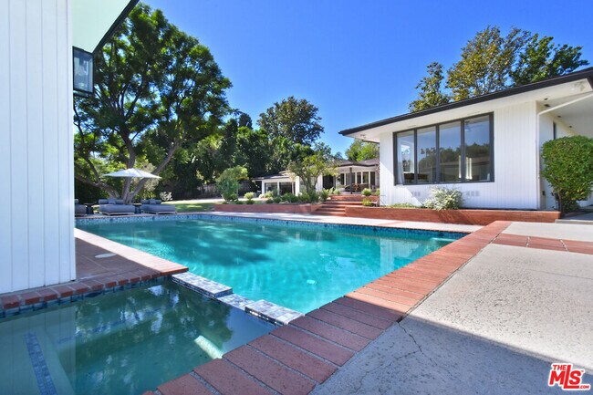 Building Photo - 4678 White Oak Ave