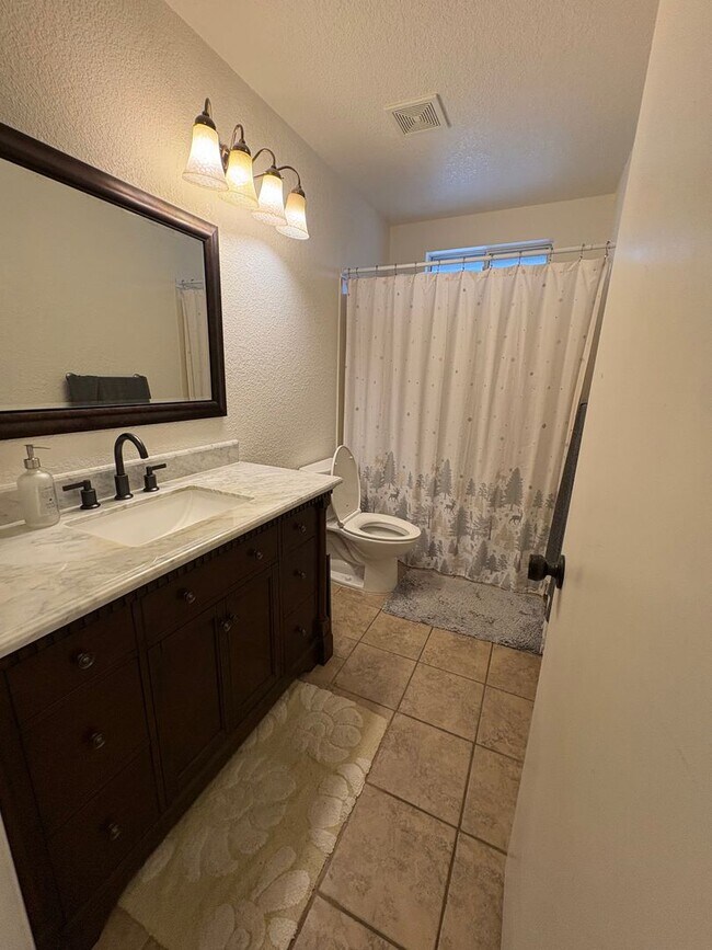 Building Photo - 3 Bed 2 Bath in South Davis Near Mace Ranch and Nugget Markets