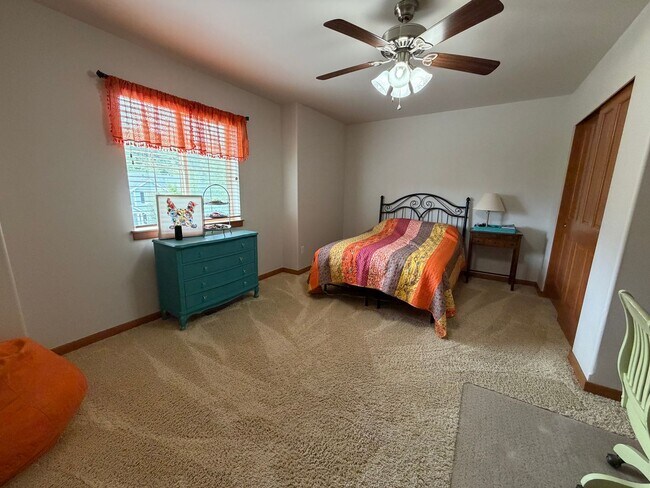 Building Photo - 4BR, 2.5 Bath + Loft DuPont Home