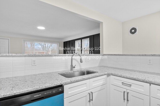 Building Photo - 1746 Beaupre Ave