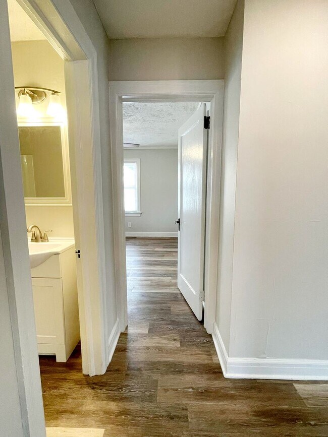 Building Photo - 2 Living Area's & 2 Car Garage - Near MSU, OTC W/ Silver Springs Park in Your Back Yard