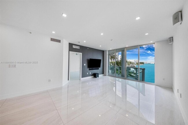 Building Photo - 7918 Harbor Island Dr