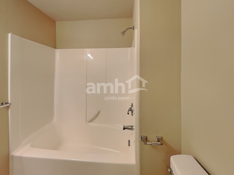 Building Photo - 2285 NW McGarey Dr