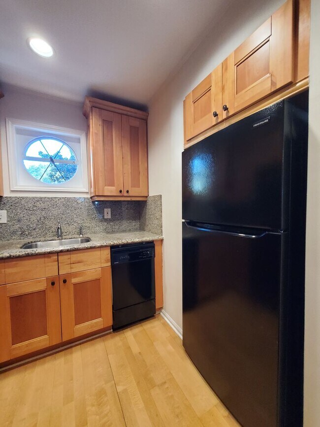 Building Photo - Charming 1-Bedroom Condo in Prime Sandy Sp...