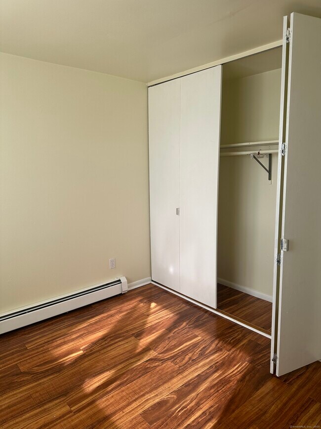 Building Photo - 4 Van Zant St