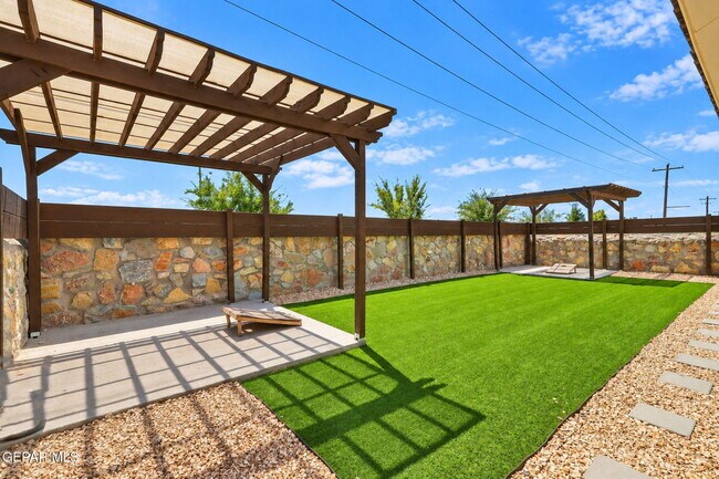 Building Photo - 13876 Loreina Luz Ave