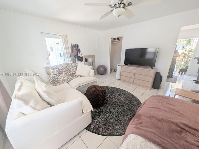 Building Photo - 1004 N 16th Ave