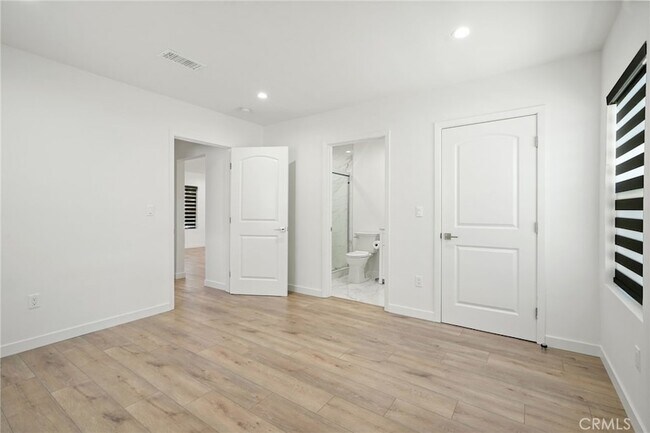Building Photo - 6933 White Oak Ave