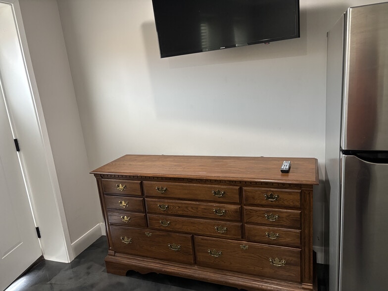 Building Photo - 223 Main St