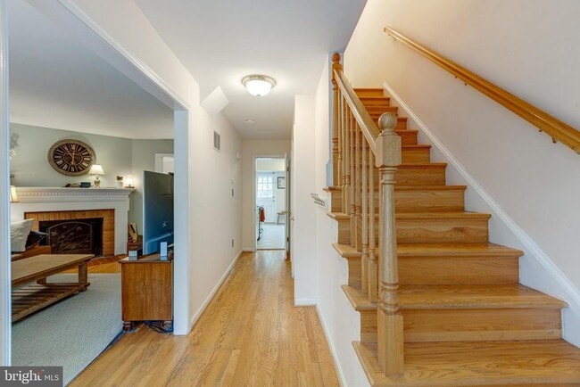 Building Photo - 6813 Market Square Dr
