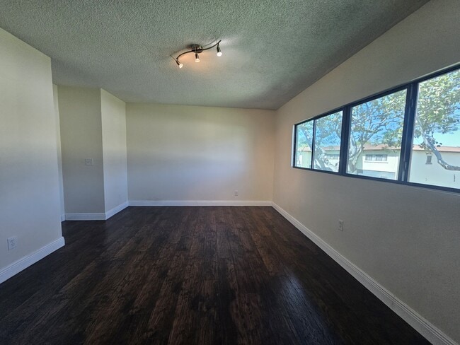 Building Photo - 8819 Springtree Lakes Dr