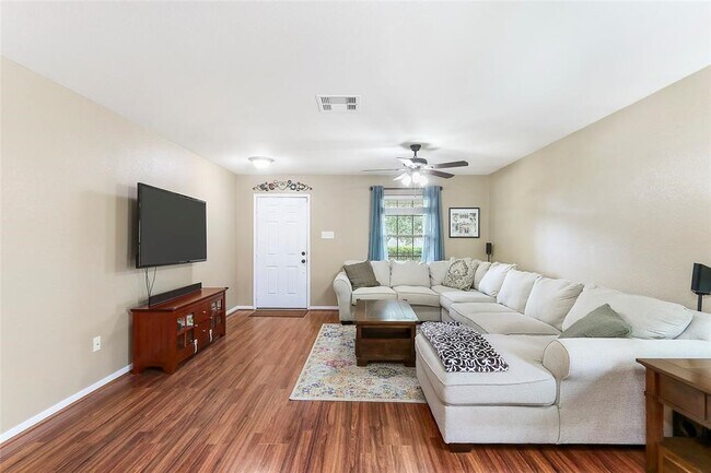 Building Photo - 8022 Yaupon View Dr