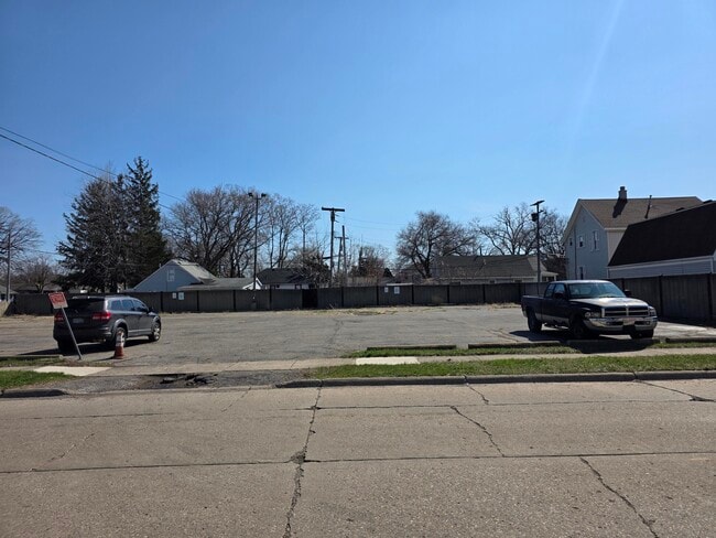 Building Photo - 22006 N Chrysler Dr