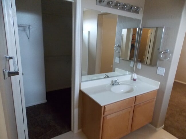 Building Photo - Recently Remodeled 3 bed/2.5 Bath with Washer/Dryer