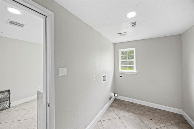 Building Photo - 1209 Dogwood Dr