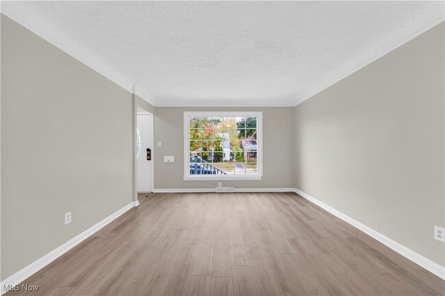 Building Photo - 20160 Beachview Dr