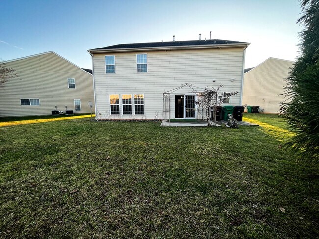 Building Photo - Gorgeous 4 Bedroom, 2 1/2 Bathroom Home in...