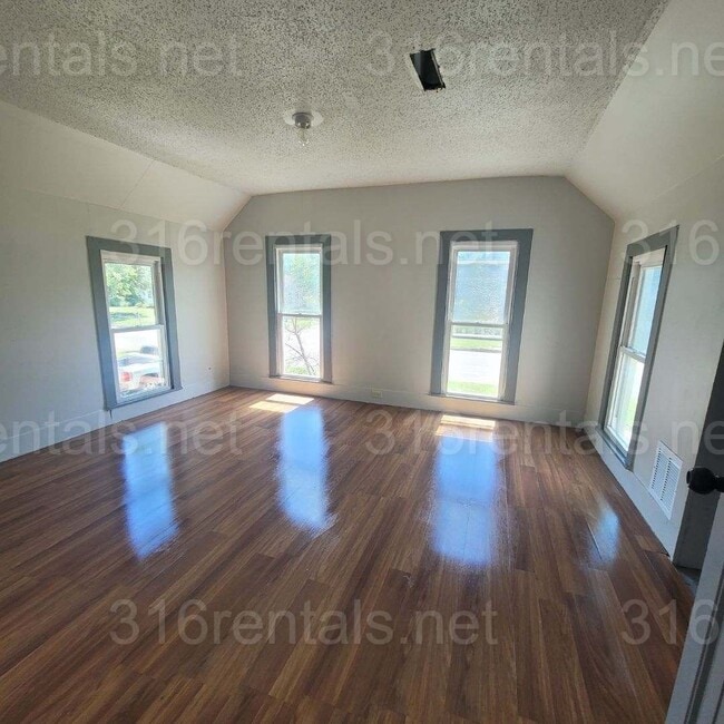 Building Photo - $950 - 3 bed 2 bath - Single Family Home