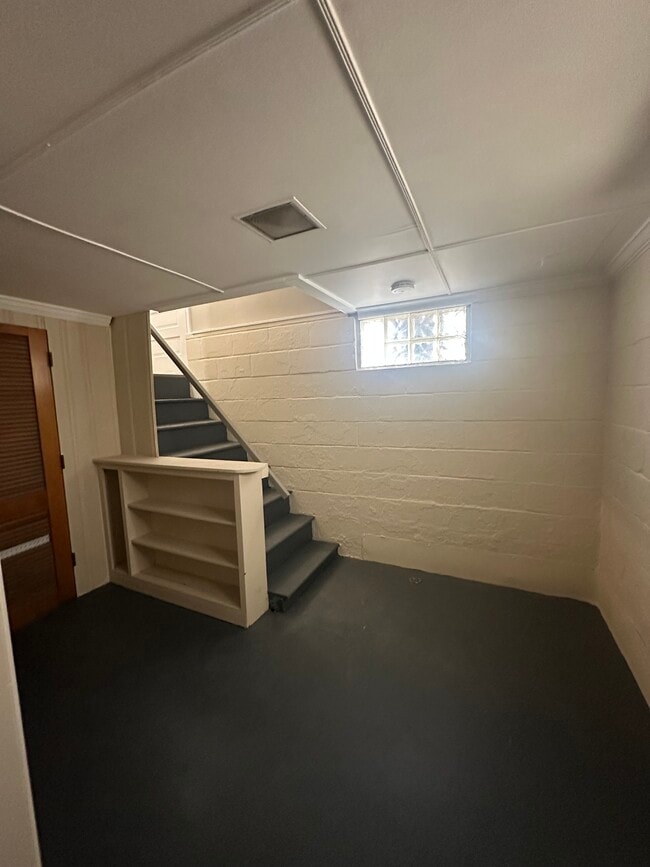 Building Photo - Three bedroom house with garage